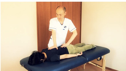 院長による施術の様子